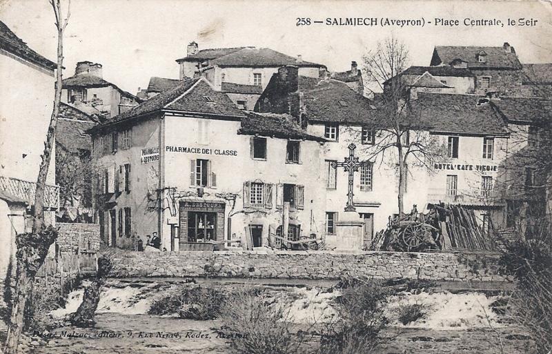 258 – SALMIECH (Aveyron) - Place Centrale, Le Seir
